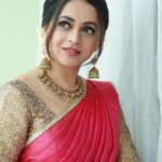 Bhavana Instagram - 🌺🌸🌼🌼🌸🌺 Outfit and Styling @sabarinathk_ Jewelry @sangeetha916gold Makeup & Hair @sijanmakeupartist Photography @pranavraaaj #HappyOnam2022 #Bhavana #BhavanaMenon #Mrsjune6