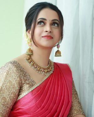 Bhavana Instagram - 🌺🌸🌼🌼🌸🌺 
Outfit and Styling @sabarinathk_ 
Jewelry @sangeetha916gold 
Makeup & Hair @sijanmakeupartist 
Photography @pranavraaaj 
#HappyOnam2022 #Bhavana #BhavanaMenon #Mrsjune6