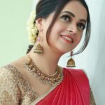 Bhavana Instagram - 🌺🌸🌼🌼🌸🌺 Outfit and Styling @sabarinathk_ Jewelry @sangeetha916gold Makeup & Hair @sijanmakeupartist Photography @pranavraaaj #HappyOnam2022 #Bhavana #BhavanaMenon #Mrsjune6