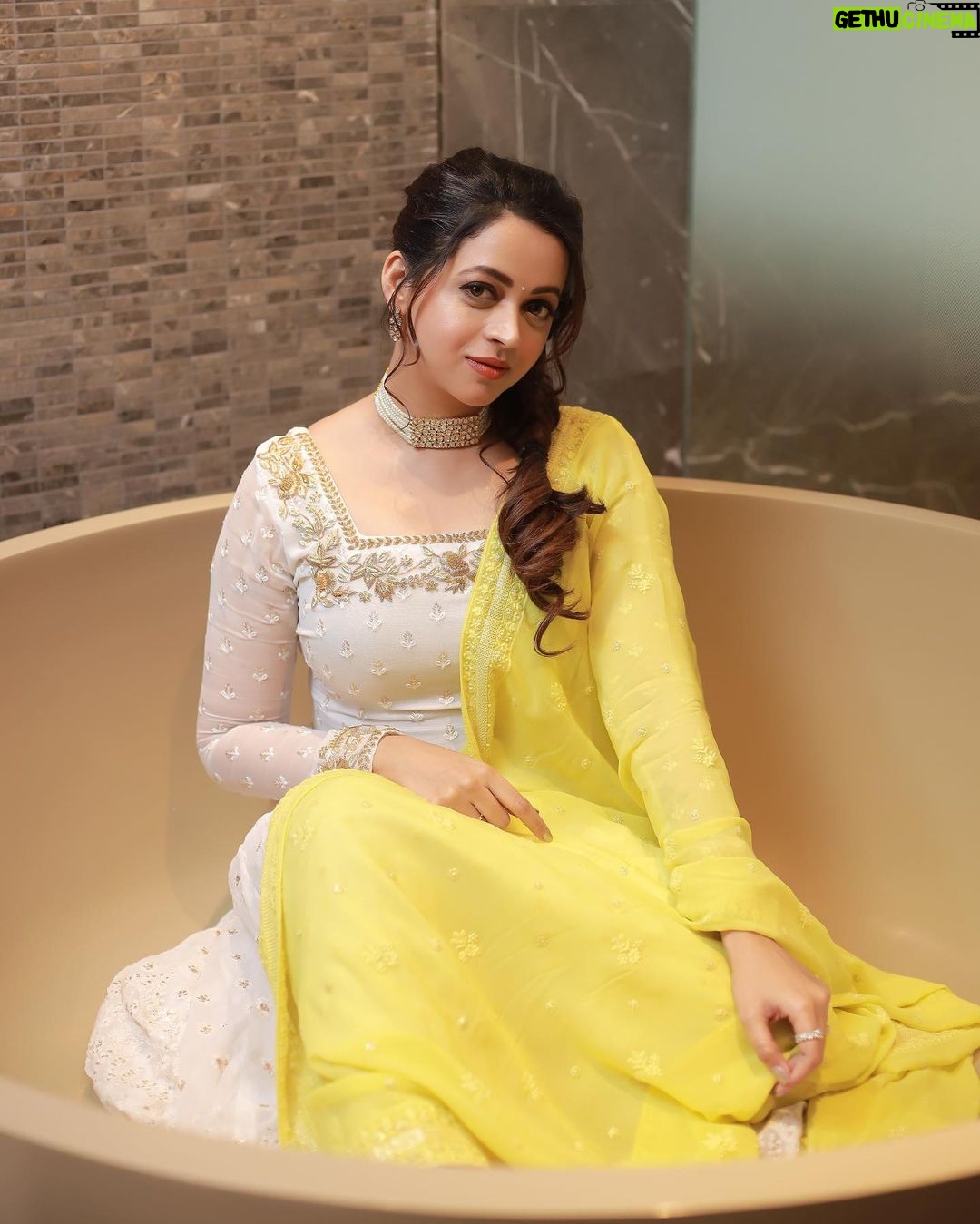 Bhavana Instagram - 💛🤍💛🤍 Outfit @thaiyalpura Jewelry @pureallure.in Makeup and hair @jeenastudio Photography @pranavraaaj #OOTD #Bhavana #BhavanaMenon #Mrsjune6