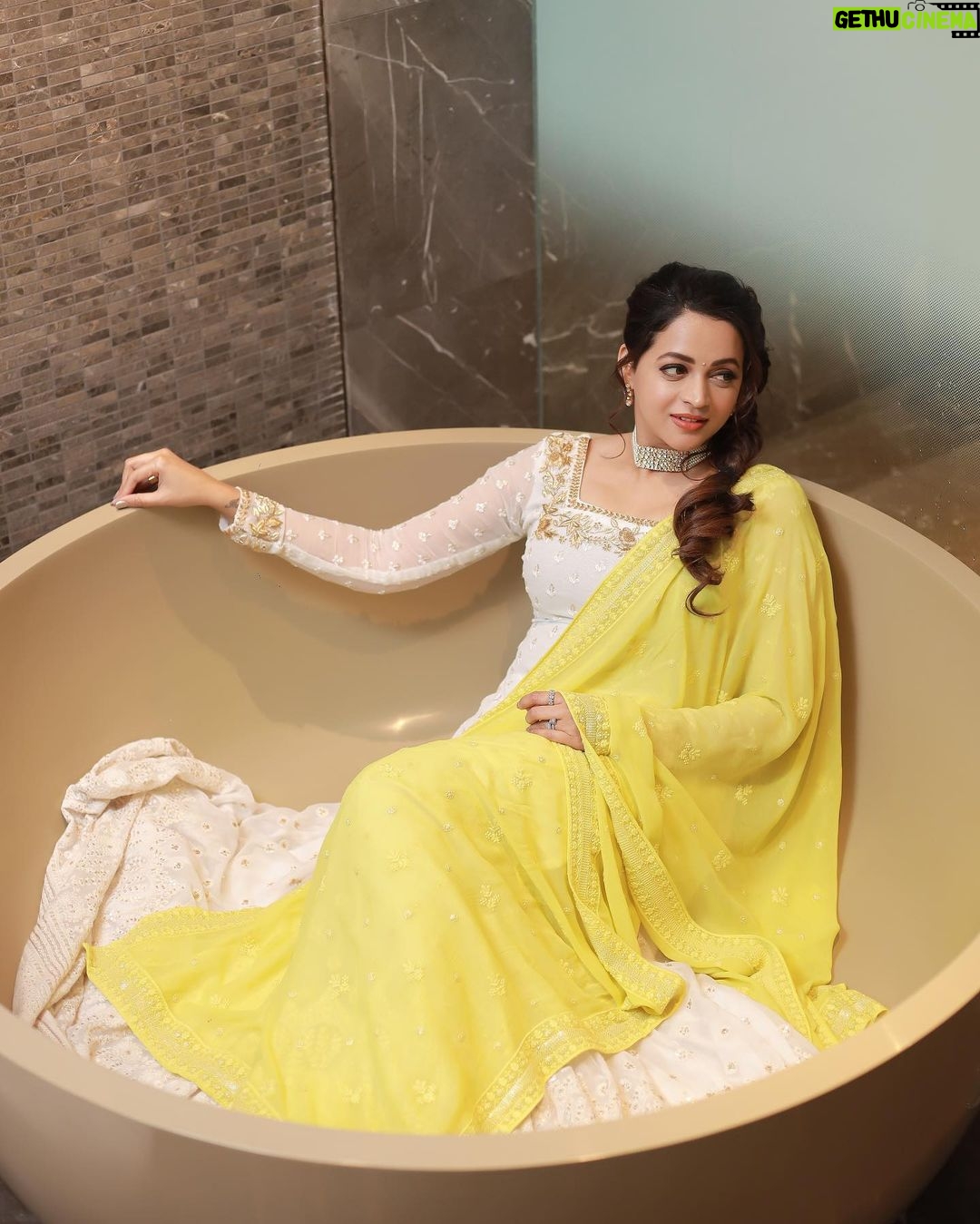 Bhavana Instagram - 💛🤍💛🤍 Outfit @thaiyalpura Jewelry @pureallure.in Makeup and hair @jeenastudio Photography @pranavraaaj #OOTD #Bhavana #BhavanaMenon #Mrsjune6