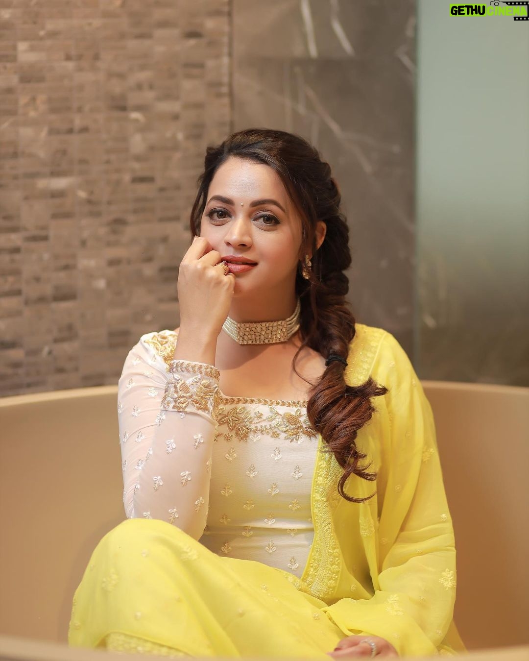 Bhavana Instagram - 💛🤍💛🤍 Outfit @thaiyalpura Jewelry @pureallure.in Makeup and hair @jeenastudio Photography @pranavraaaj #OOTD #Bhavana #BhavanaMenon #Mrsjune6