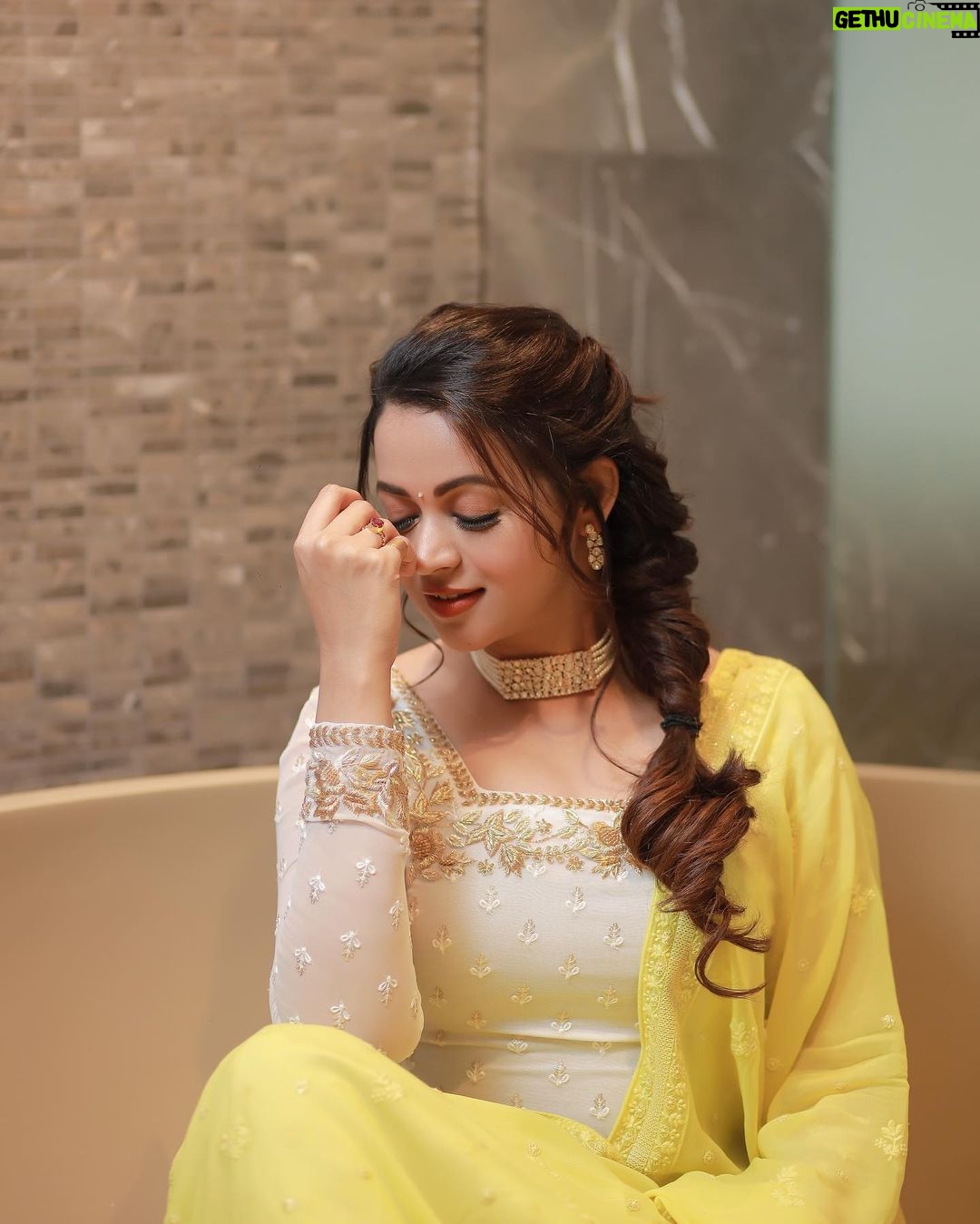 Bhavana Instagram - 💛🤍💛🤍 Outfit @thaiyalpura Jewelry @pureallure.in Makeup and hair @jeenastudio Photography @pranavraaaj #OOTD #Bhavana #BhavanaMenon #Mrsjune6