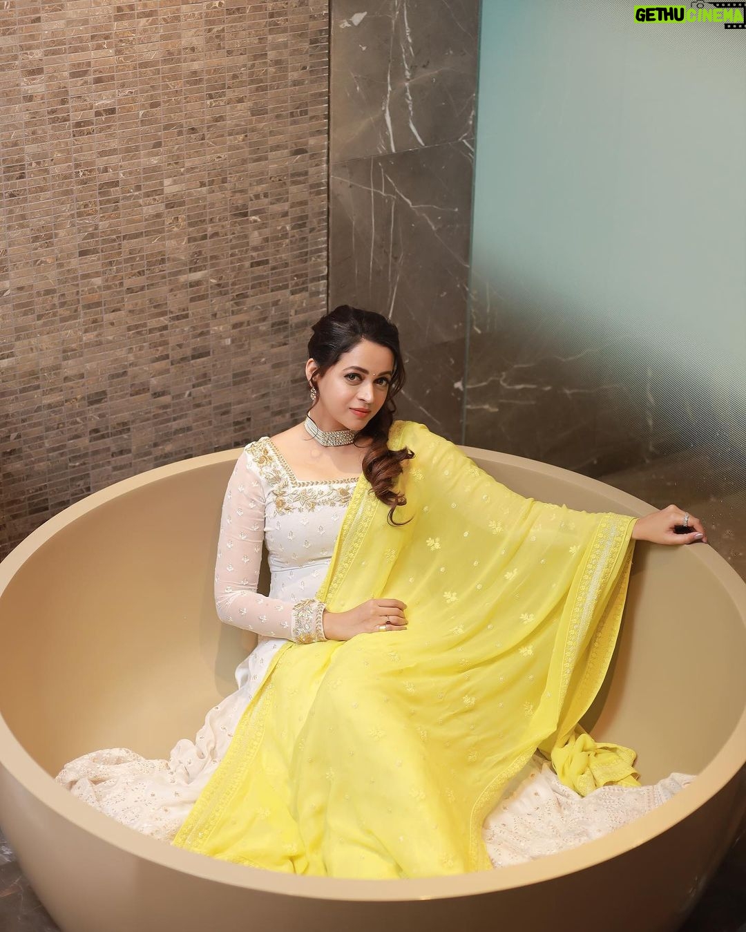 Bhavana Instagram - 💛🤍💛🤍 Outfit @thaiyalpura Jewelry @pureallure.in Makeup and hair @jeenastudio Photography @pranavraaaj #OOTD #Bhavana #BhavanaMenon #Mrsjune6