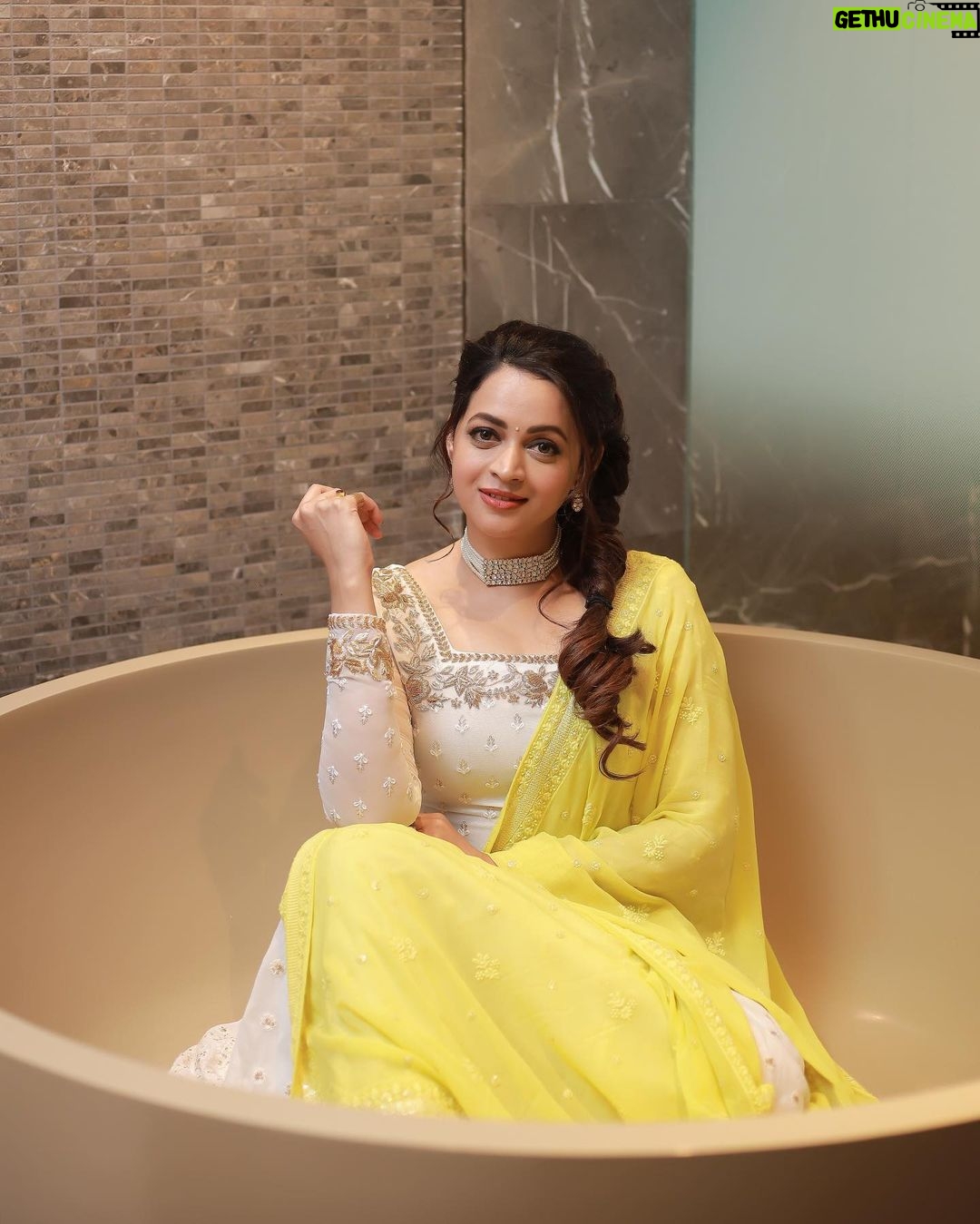 Bhavana Instagram - 💛🤍💛🤍 Outfit @thaiyalpura Jewelry @pureallure.in Makeup and hair @jeenastudio Photography @pranavraaaj #OOTD #Bhavana #BhavanaMenon #Mrsjune6