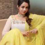 Bhavana Instagram - 💛🤍💛🤍 Outfit @thaiyalpura Jewelry @pureallure.in Makeup and hair @jeenastudio Photography @pranavraaaj #OOTD #Bhavana #BhavanaMenon #Mrsjune6