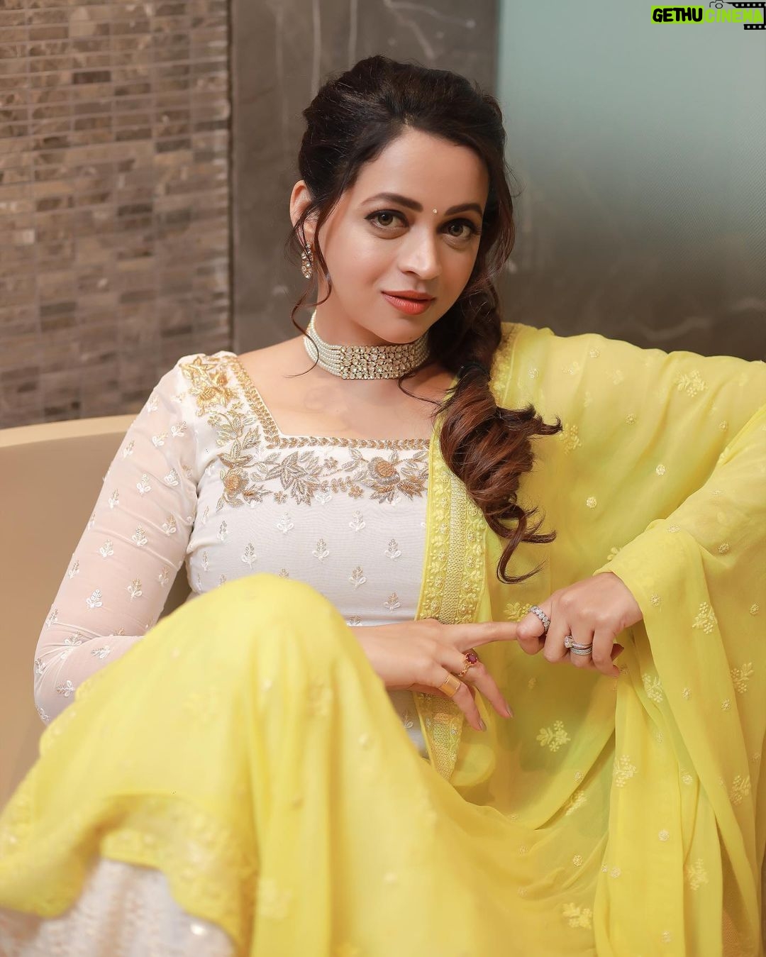 Bhavana Instagram - 💛🤍💛🤍 Outfit @thaiyalpura Jewelry @pureallure.in Makeup and hair @jeenastudio Photography @pranavraaaj #OOTD #Bhavana #BhavanaMenon #Mrsjune6