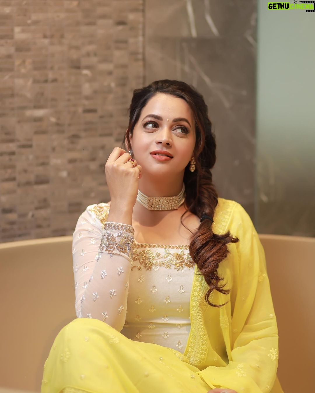 Bhavana Instagram - 💛🤍💛🤍 Outfit @thaiyalpura Jewelry @pureallure.in Makeup and hair @jeenastudio Photography @pranavraaaj #OOTD #Bhavana #BhavanaMenon #Mrsjune6