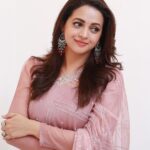 Bhavana Instagram – 🌸🌸🌸🌸
Styling @sabarinathk_ 
Jewellery @seeruscollections
Hair @jeenastudio 
Photography @pranavraaaj 
Makeup by me 🧚🏻‍♀️ #Bhavana #BhavanaMenon #Mrsjune6