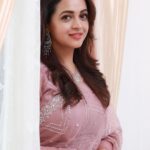 Bhavana Instagram – 🌸🌸🌸🌸
Styling @sabarinathk_ 
Jewellery @seeruscollections
Hair @jeenastudio 
Photography @pranavraaaj 
Makeup by me 🧚🏻‍♀️ #Bhavana #BhavanaMenon #Mrsjune6