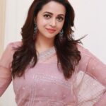 Bhavana Instagram – 🌸🌸🌸🌸
Styling @sabarinathk_ 
Jewellery @seeruscollections
Hair @jeenastudio 
Photography @pranavraaaj 
Makeup by me 🧚🏻‍♀️ #Bhavana #BhavanaMenon #Mrsjune6