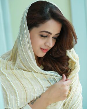 Bhavana Instagram - 🤍🕊️🕊️🤍
EID MUBARAK 🌙
Wish you all a very happy and peaceful Eid !!
Outfit and Styling @sabarinathk_ 
Hair @femy_antony__ 
Earrings @keyaa_by_kartika 
Photography @pranavraaaj #Bhavana #BhavanaMenon #Mrsjune6