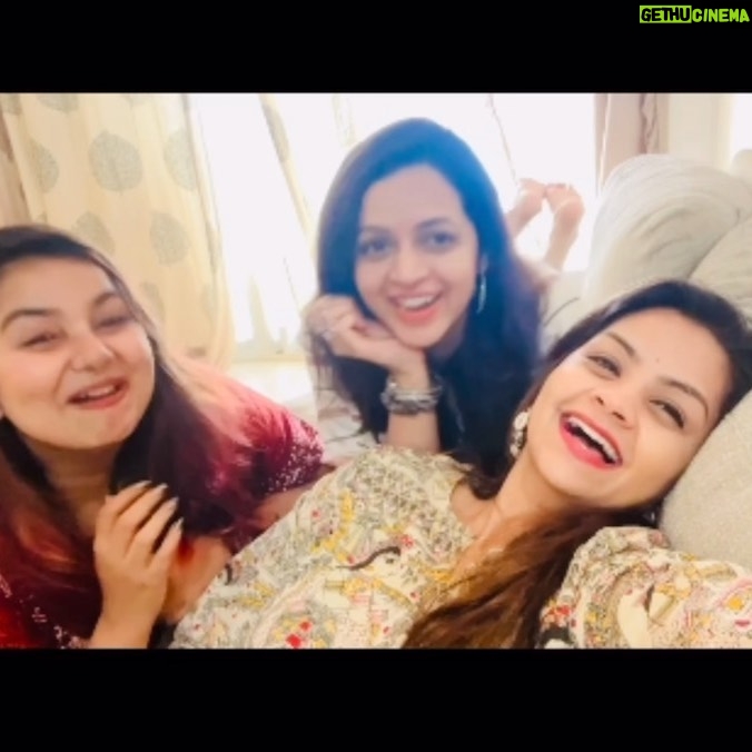 Bhavana Instagram - A billion giggles ๐A million smiles๐A thousand hugs ๐#FriendsForever #Bhavana #BhavanaMenon #Mrsjune6 #MrudulaMurali #Shilpabala #FriendShip