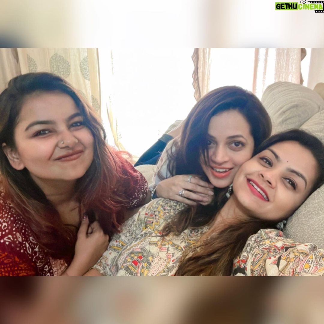Bhavana Instagram - A billion giggles ๐A million smiles๐A thousand hugs ๐#FriendsForever #Bhavana #BhavanaMenon #Mrsjune6 #MrudulaMurali #Shilpabala #FriendShip