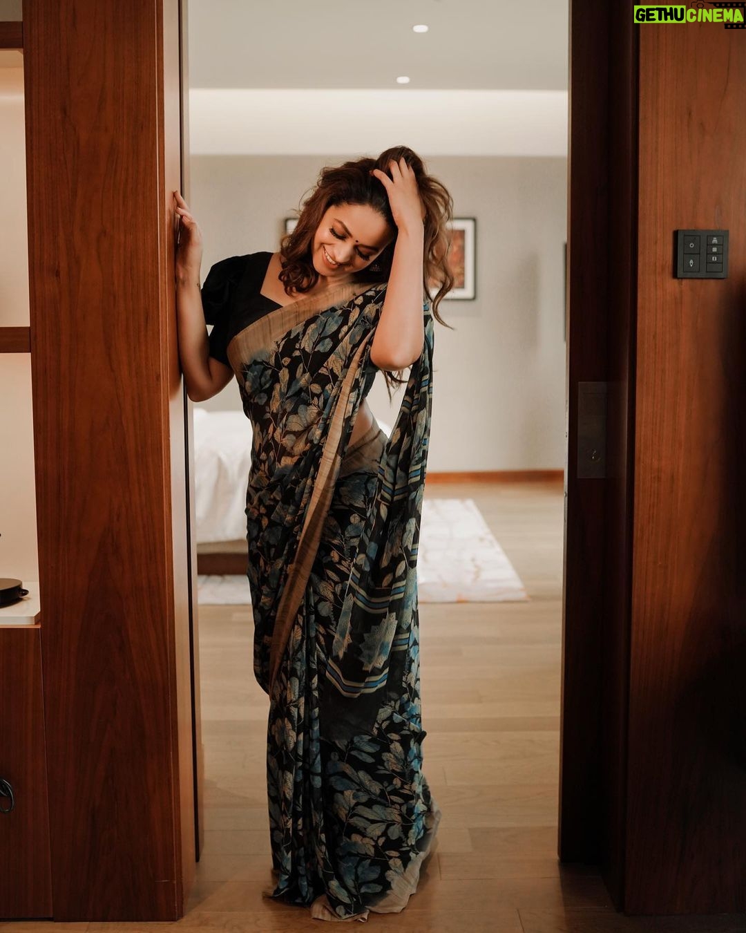 Bhavana Instagram - Because at the end of the day it’s me and my soul that connects without any judgement !!! Outfit & styling : @theitembomb 📷: @sbk_shuhaib Hair : @femy_antony__ PR : @shaneemz #Bhavana #BhavanaMenon #Mrsjune6