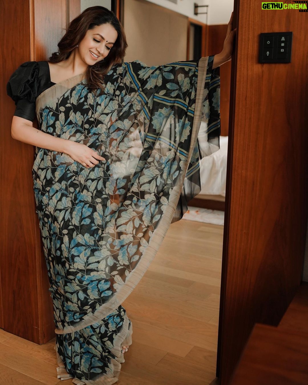 Bhavana Instagram - Because at the end of the day it’s me and my soul that connects without any judgement !!! Outfit & styling : @theitembomb 📷: @sbk_shuhaib Hair : @femy_antony__ PR : @shaneemz #Bhavana #BhavanaMenon #Mrsjune6