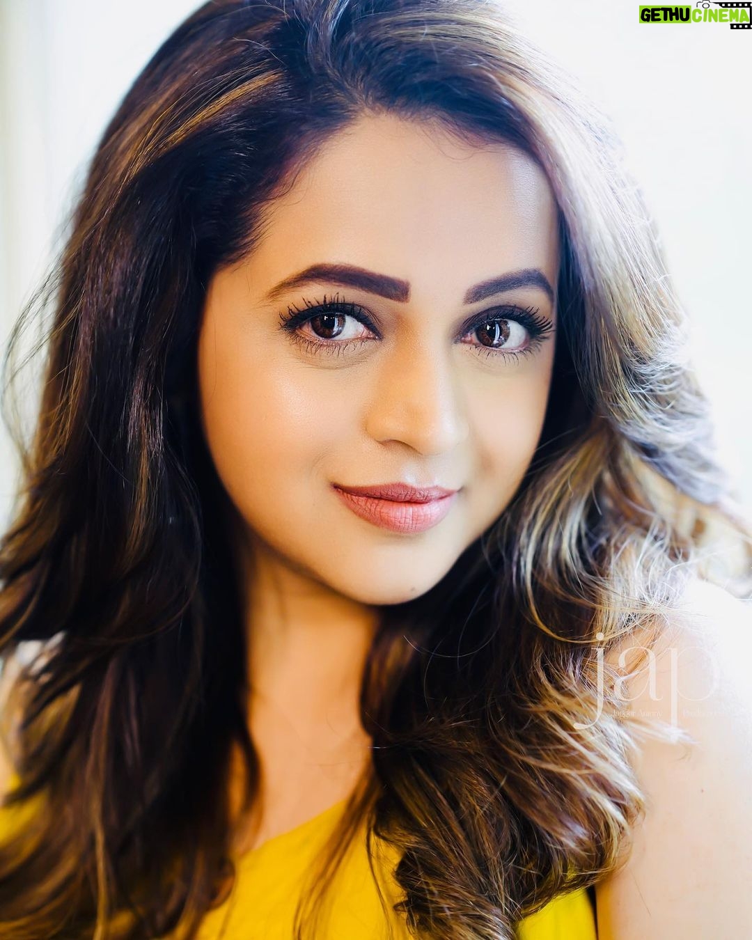 Bhavana Instagram - 🌻🌻🌻 📸 @jagger.antony #Bhavana #BhavanaMenon #MrsJune6