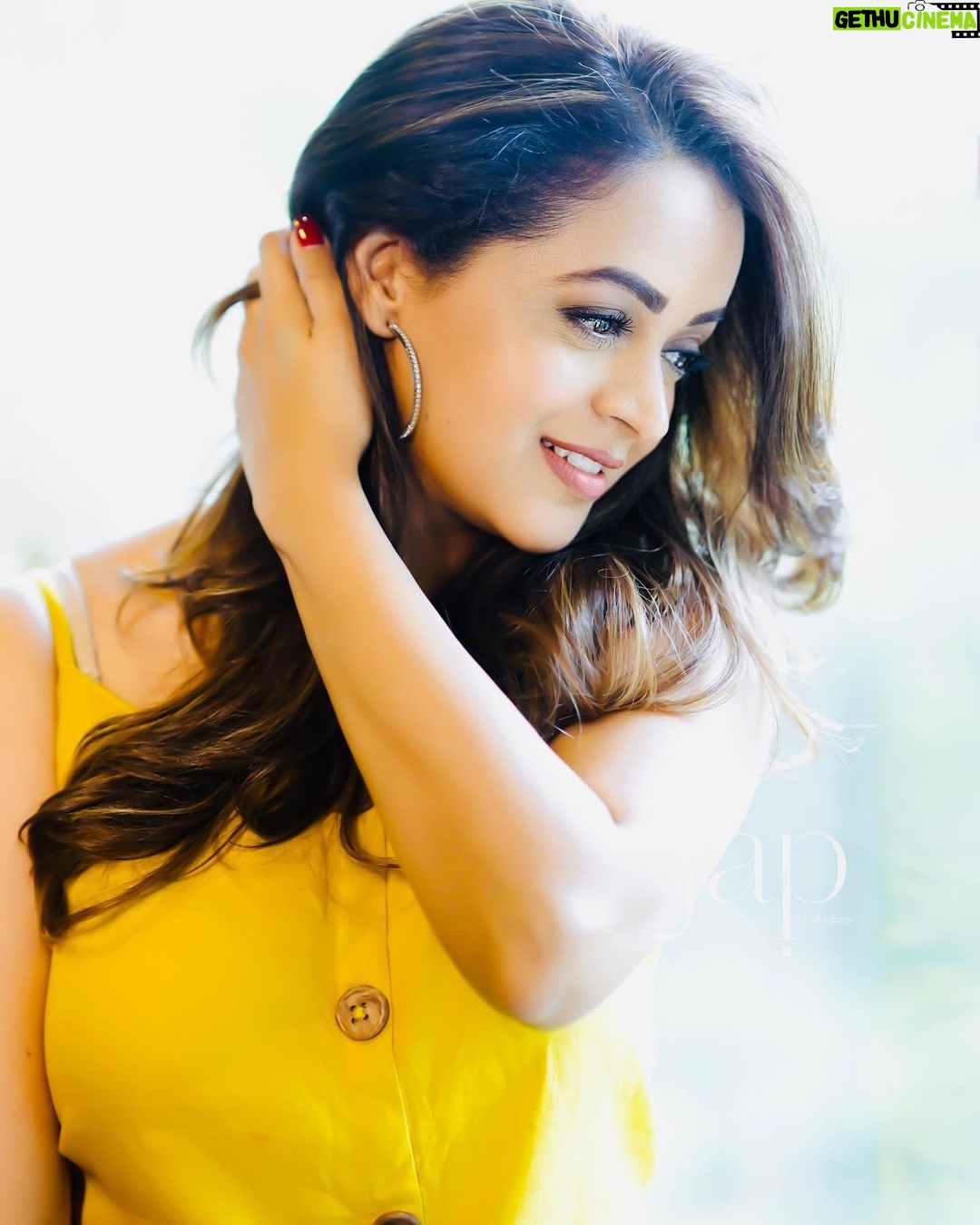 Bhavana Instagram - 🌻🌻🌻 📸 @jagger.antony #Bhavana #BhavanaMenon #MrsJune6