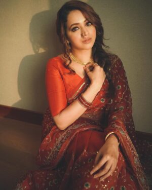 Bhavana Instagram - Every woman is a queen and we all have different things to offer!! 
Outfit & styling : @theitembomb 
📷: @sbk_shuhaib 
Hair : @femy_antony__ 
PR : @shaneemz #Bhavana #BhavanaMenon #Mrsjune6