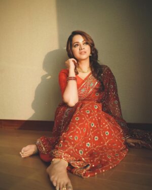 Bhavana Instagram - Every woman is a queen and we all have different things to offer!! 
Outfit & styling : @theitembomb 
📷: @sbk_shuhaib 
Hair : @femy_antony__ 
PR : @shaneemz #Bhavana #BhavanaMenon #Mrsjune6