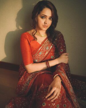 Bhavana Instagram - Every woman is a queen and we all have different things to offer!! 
Outfit & styling : @theitembomb 
📷: @sbk_shuhaib 
Hair : @femy_antony__ 
PR : @shaneemz #Bhavana #BhavanaMenon #Mrsjune6