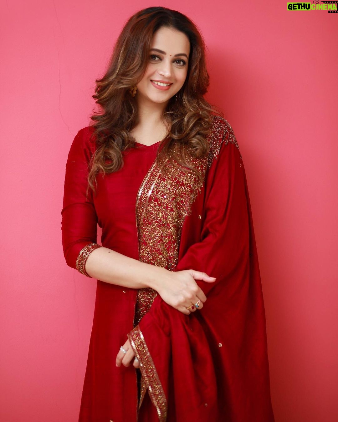Bhavana Instagram - 🌹❣️ Outfit @t.and.msignature Earrings @m.o.dsignature Styling @sabarinathk_ 📸 @pranavraaaj #Bhavana #BhavanaMenon #Mrsjune6