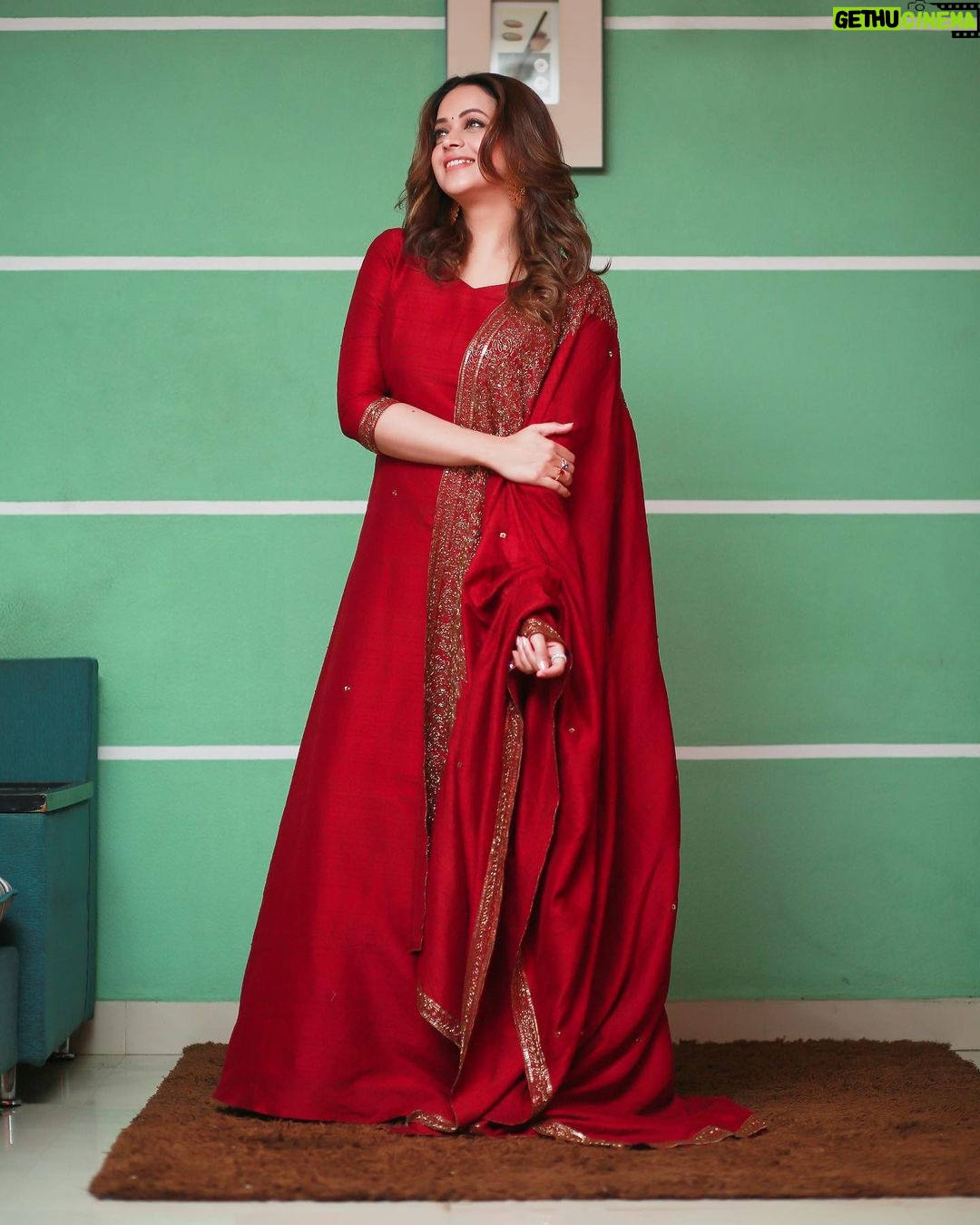 Bhavana Instagram - 🌹❣️ Outfit @t.and.msignature Earrings @m.o.dsignature Styling @sabarinathk_ 📸 @pranavraaaj #Bhavana #BhavanaMenon #Mrsjune6