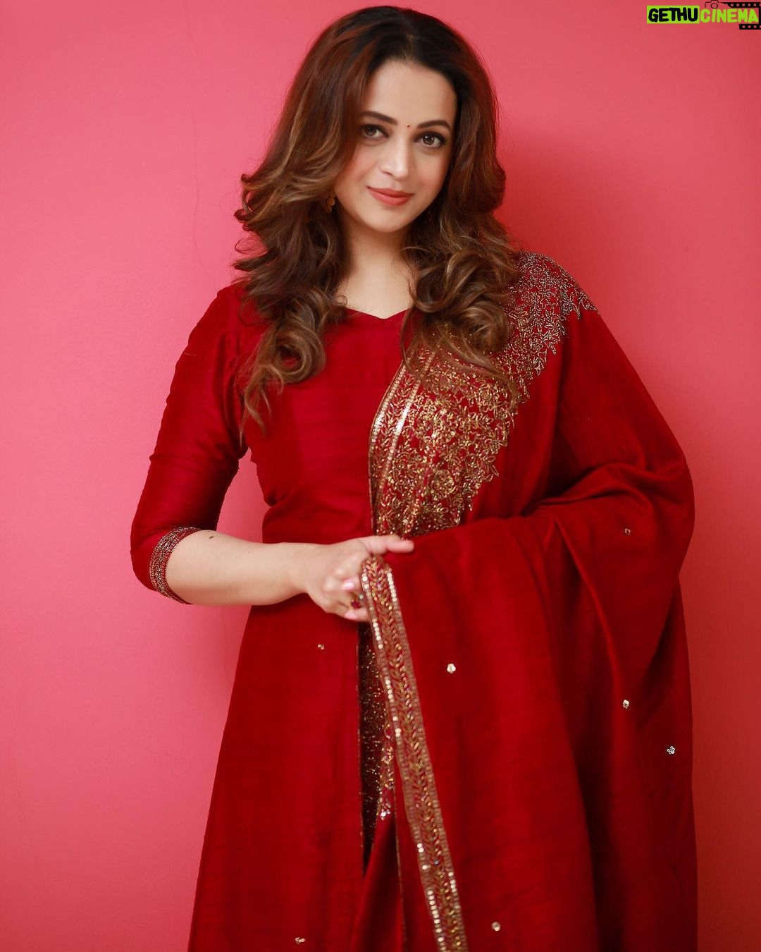Bhavana Instagram - 🌹❣️ Outfit @t.and.msignature Earrings @m.o.dsignature Styling @sabarinathk_ 📸 @pranavraaaj #Bhavana #BhavanaMenon #Mrsjune6