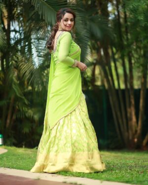 Bhavana Instagram - 🍏🌱 Outfit @sabarinathk_  Earrings @ezerjewellery  Hair @femy_antony__ 📸 @pranavraaaj Makeup by Me 🤪 #Bhavana #BhavanMenon #Mrsjune6