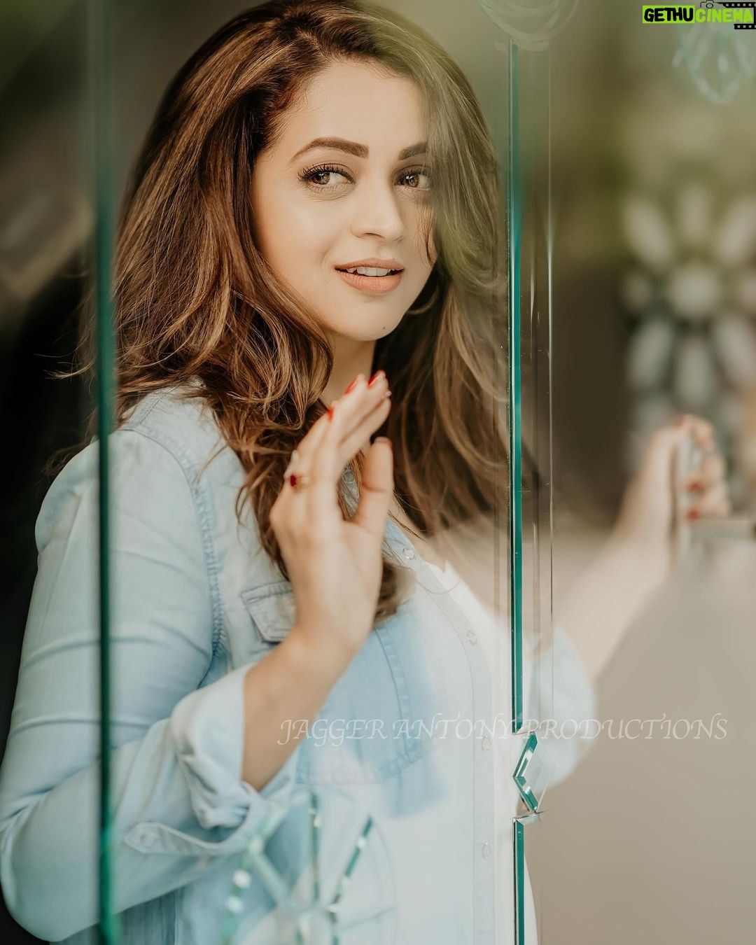 Bhavana Instagram - 🤍💙 Bloom & Grow 💙🤍 📸 @jagger.antony #Bhavana #BhavanaMenon #Mrsjune6
