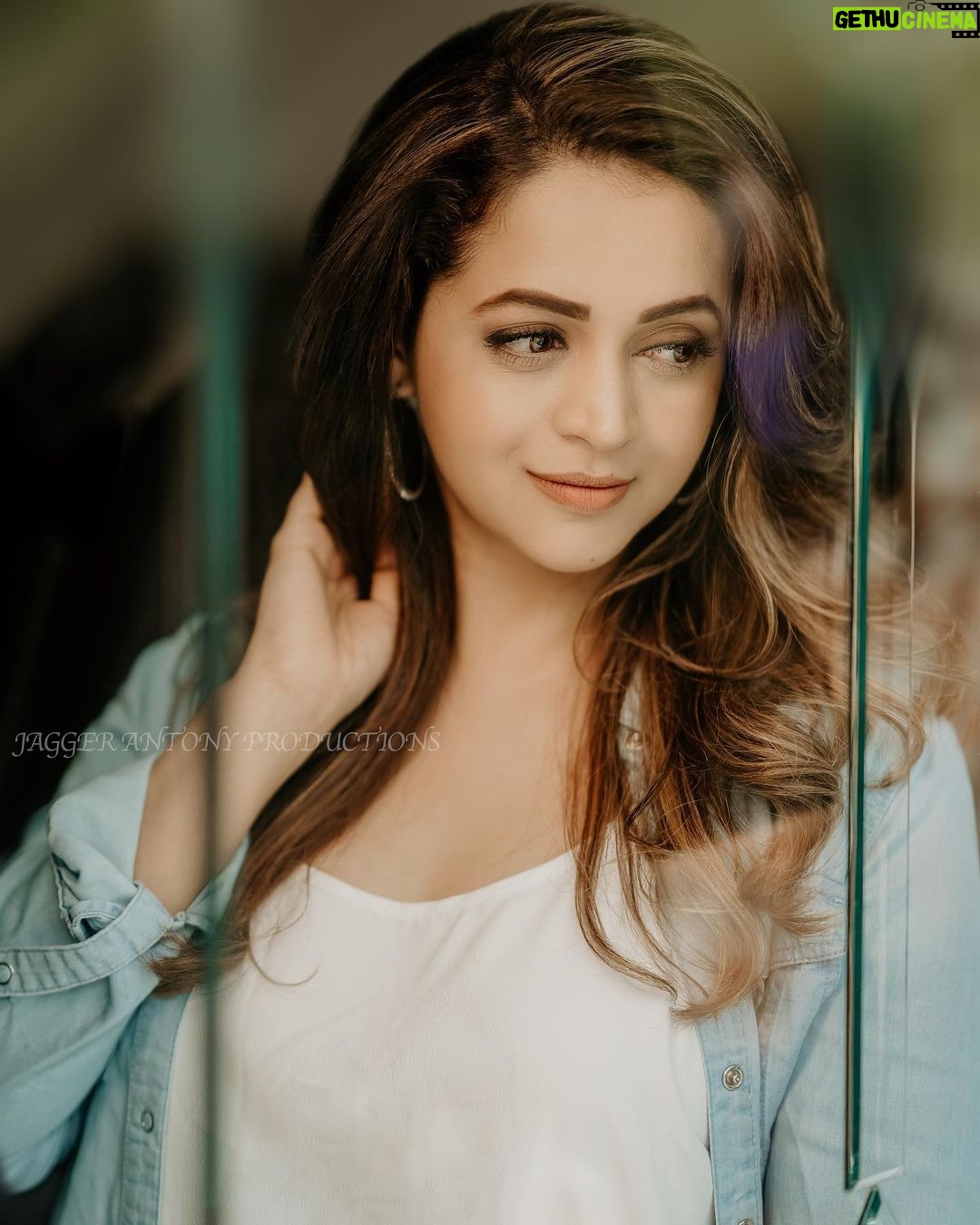 Bhavana Instagram - 🤍💙 Bloom & Grow 💙🤍 📸 @jagger.antony #Bhavana #BhavanaMenon #Mrsjune6