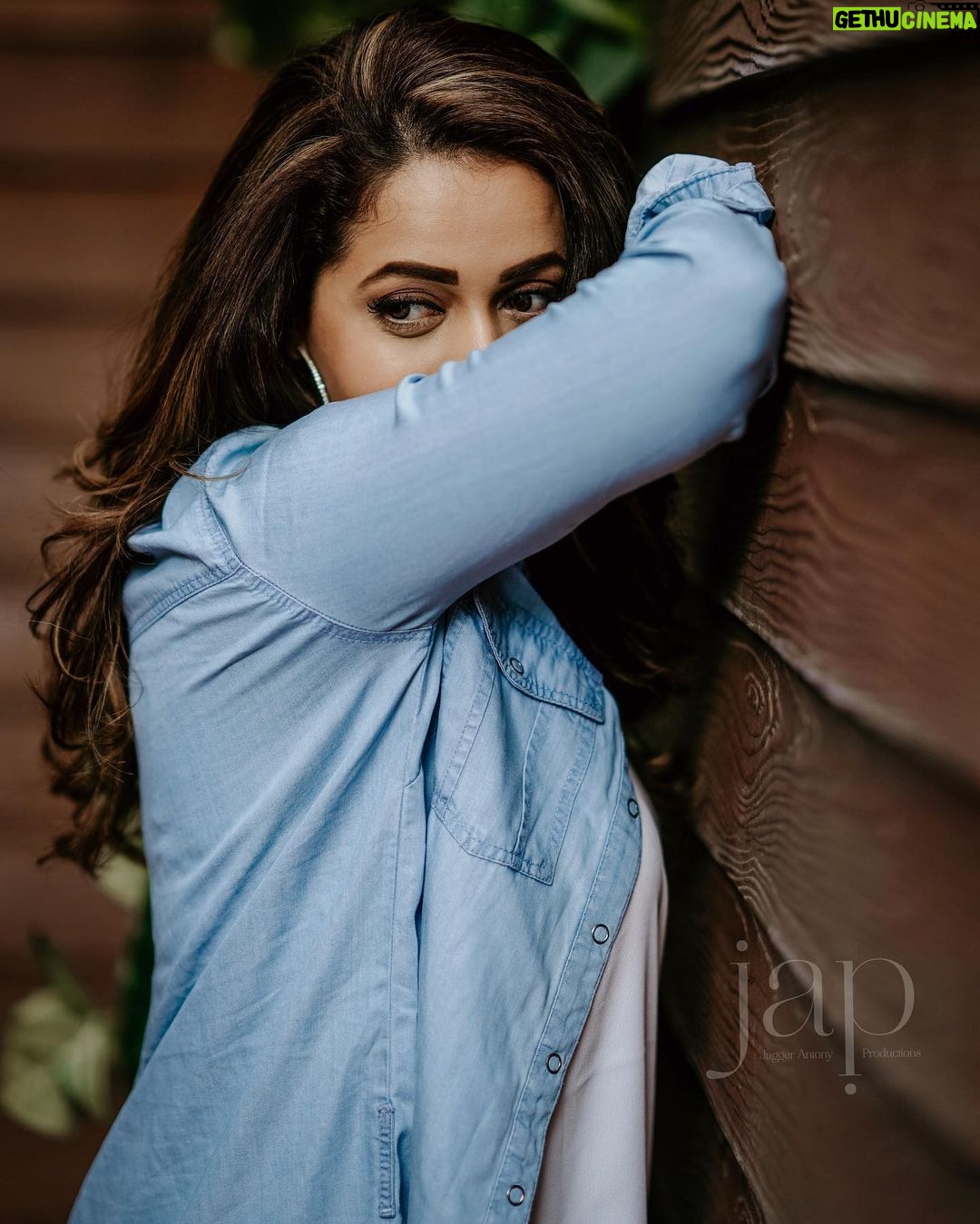 Bhavana Instagram - 🤍💙 Bloom & Grow 💙🤍 📸 @jagger.antony #Bhavana #BhavanaMenon #Mrsjune6