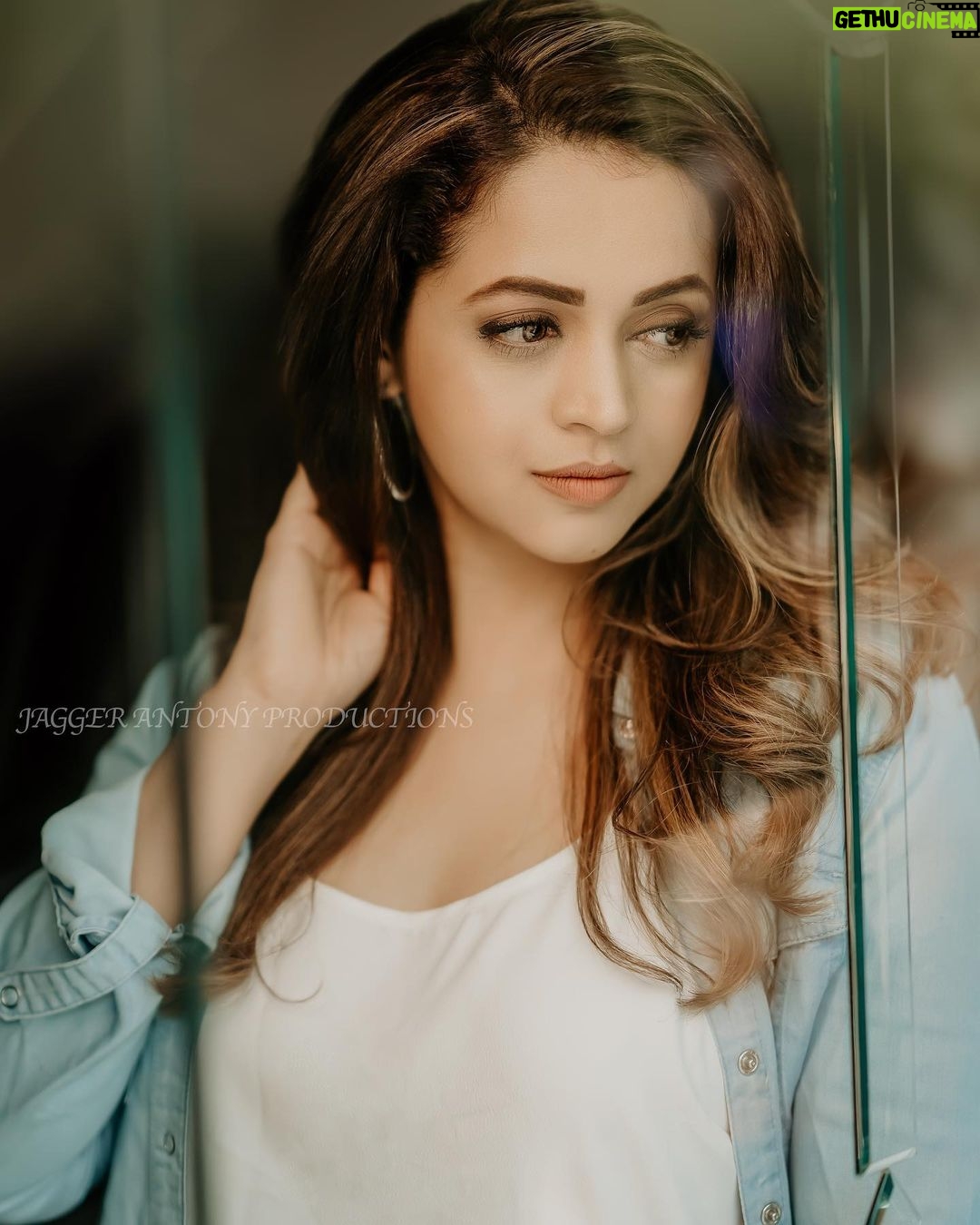 Bhavana Instagram - 🤍💙 Bloom & Grow 💙🤍 📸 @jagger.antony #Bhavana #BhavanaMenon #Mrsjune6