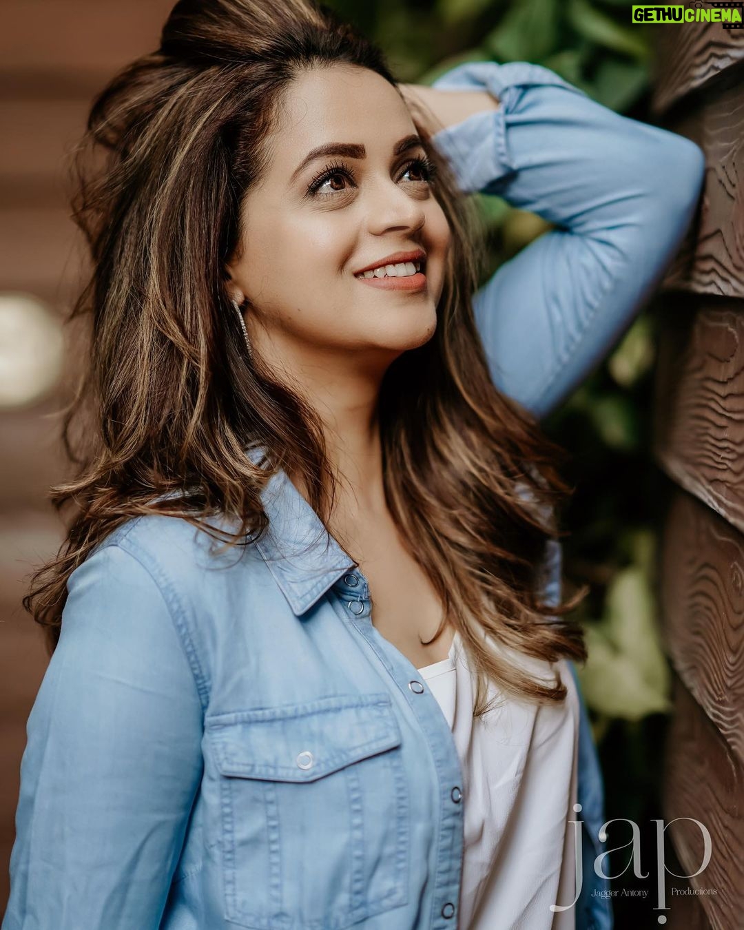 Bhavana Instagram - 🤍💙 Bloom & Grow 💙🤍 📸 @jagger.antony #Bhavana #BhavanaMenon #Mrsjune6