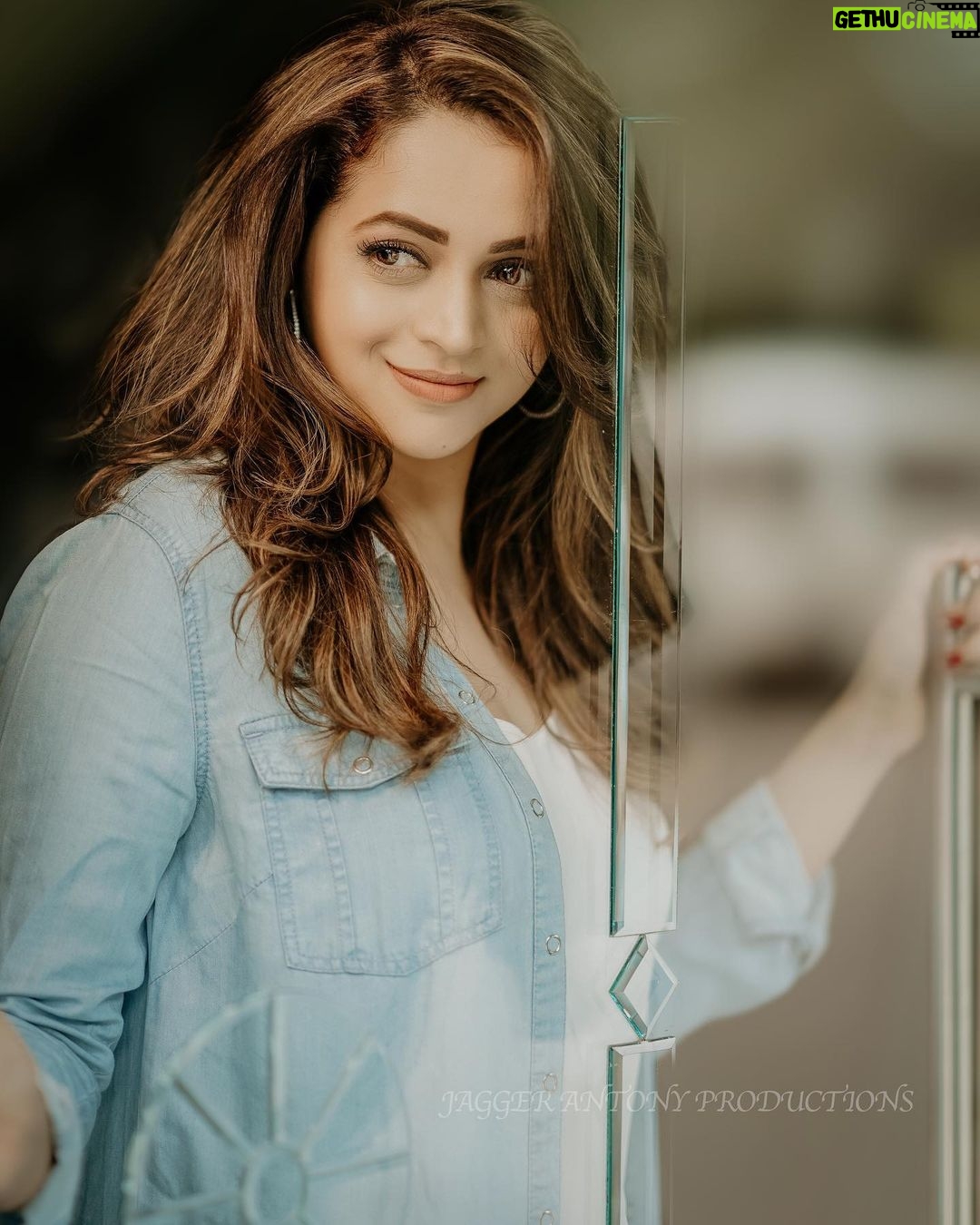 Bhavana Instagram - 🤍💙 Bloom & Grow 💙🤍 📸 @jagger.antony #Bhavana #BhavanaMenon #Mrsjune6