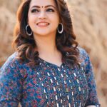Bhavana Instagram - 🦋 🦋 🦋 Outfit @swa._.stik Photography @hari_thirumala #Bhavana #BhavanaMenon #Mrsjune6