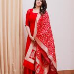 Bhavana Instagram - 🌹🌹🌹 Shoutout to the men who still buy flowers, plan dates, open doors,compliment you , encourage you , love and respect their mom wife sister daughter and women in general#HappyWomensDay Outfit @labelmdesigners Photography @pranavraaaj #Bhavana #BhavanaMenon #Mrsjune6