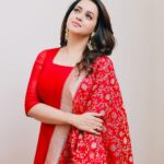 Bhavana Instagram - 🌹🌹🌹 Shoutout to the men who still buy flowers, plan dates, open doors,compliment you , encourage you , love and respect their mom wife sister daughter and women in general#HappyWomensDay Outfit @labelmdesigners Photography @pranavraaaj #Bhavana #BhavanaMenon #Mrsjune6