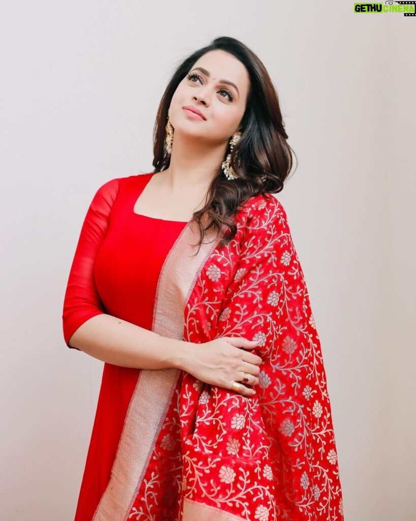 Bhavana Instagram - 🌹🌹🌹 Shoutout to the men who still buy flowers, plan dates, open doors,compliment you , encourage you , love and respect their mom wife sister daughter and women in general#HappyWomensDay Outfit @labelmdesigners Photography @pranavraaaj #Bhavana #BhavanaMenon #Mrsjune6