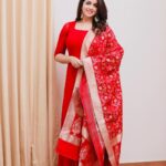 Bhavana Instagram - 🌹🌹🌹 Shoutout to the men who still buy flowers, plan dates, open doors,compliment you , encourage you , love and respect their mom wife sister daughter and women in general#HappyWomensDay Outfit @labelmdesigners Photography @pranavraaaj #Bhavana #BhavanaMenon #Mrsjune6