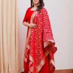 Bhavana Instagram - 🌹🌹🌹 Shoutout to the men who still buy flowers, plan dates, open doors,compliment you , encourage you , love and respect their mom wife sister daughter and women in general#HappyWomensDay Outfit @labelmdesigners Photography @pranavraaaj #Bhavana #BhavanaMenon #Mrsjune6