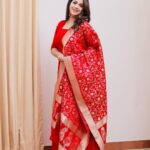 Bhavana Instagram - 🌹🌹🌹 Shoutout to the men who still buy flowers, plan dates, open doors,compliment you , encourage you , love and respect their mom wife sister daughter and women in general#HappyWomensDay Outfit @labelmdesigners Photography @pranavraaaj #Bhavana #BhavanaMenon #Mrsjune6