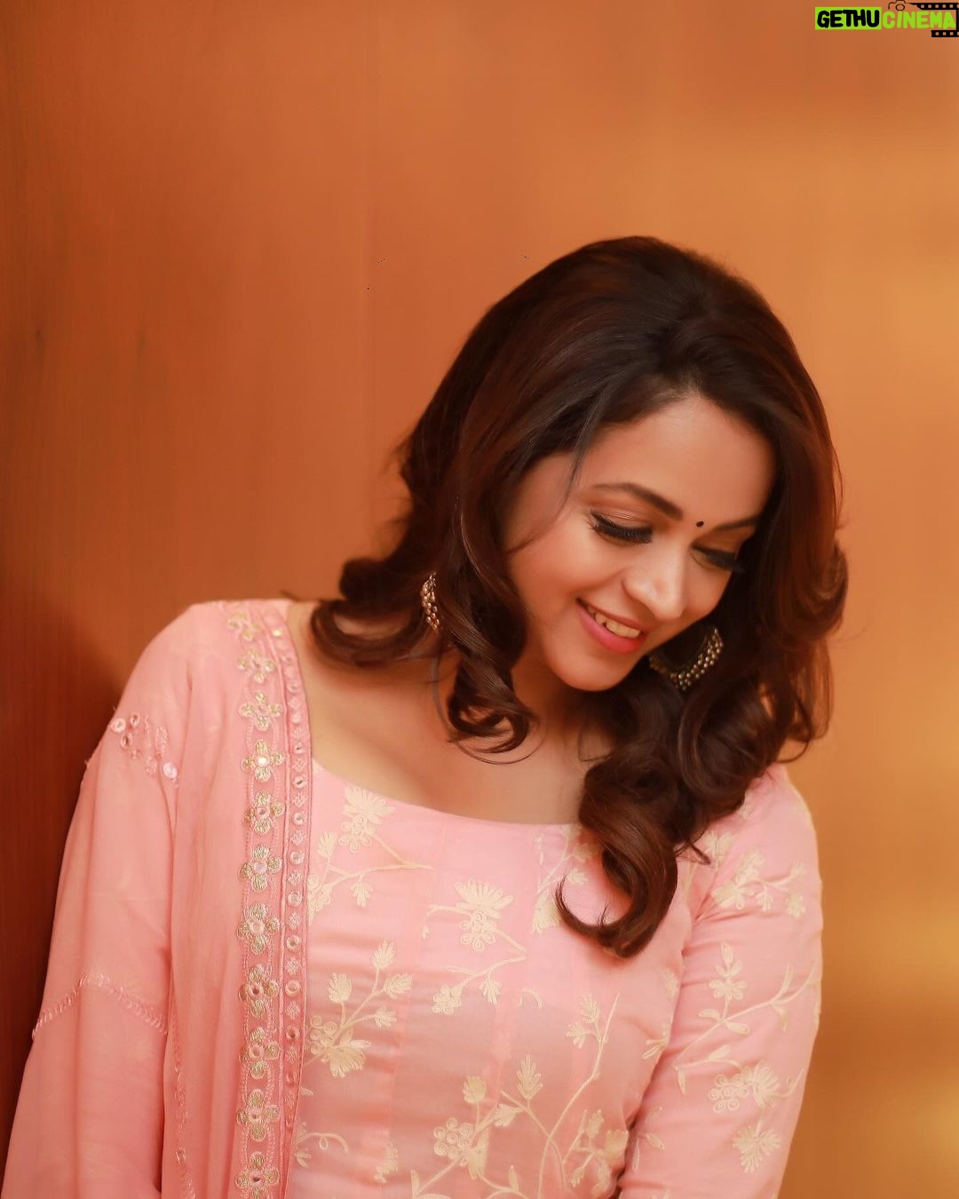 Bhavana Instagram - As long as thereβs PINK in the world ππππππΈπ·ππ¬ππ¦©π©° Outfit & Styling @sabarinathk_ Makeup &Hair @jeenamakeupartist Photography @pranavraaaj BTS entertainer @shaneemz Light assistant @priyankaaa_ps #Bhavana #BhavanaMenon #Mrsjune6