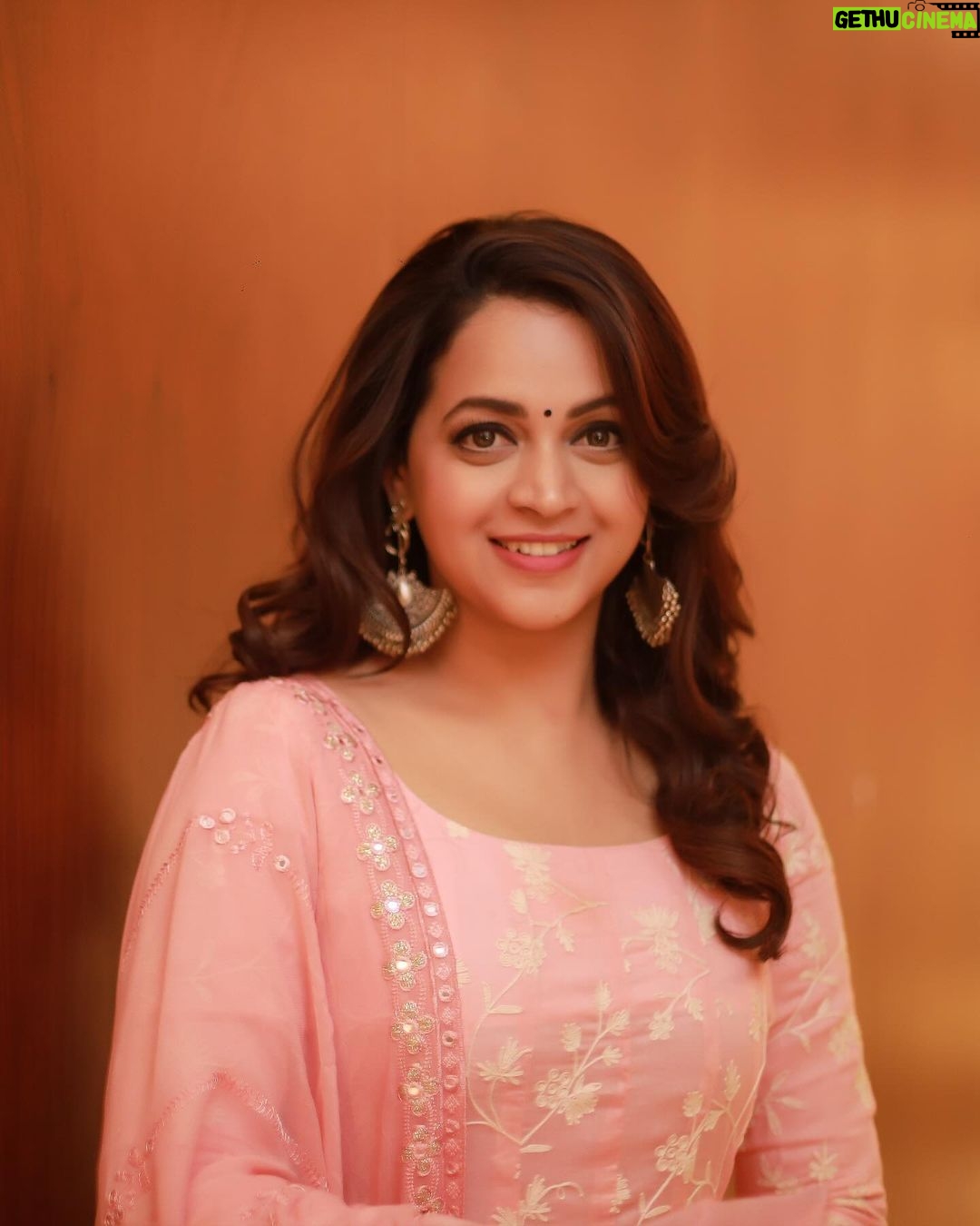 Bhavana Instagram - As long as thereβs PINK in the world ππππππΈπ·ππ¬ππ¦©π©° Outfit & Styling @sabarinathk_ Makeup &Hair @jeenamakeupartist Photography @pranavraaaj BTS entertainer @shaneemz Light assistant @priyankaaa_ps #Bhavana #BhavanaMenon #Mrsjune6