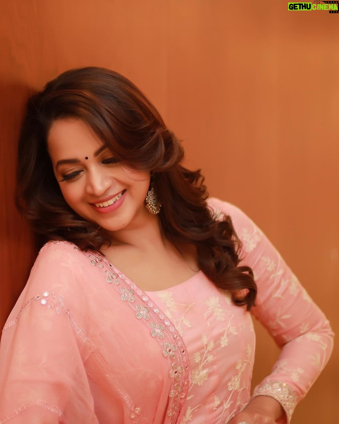Bhavana Instagram - As long as thereβs PINK in the world ππππππΈπ·ππ¬ππ¦©π©° Outfit & Styling @sabarinathk_ Makeup &Hair @jeenamakeupartist Photography @pranavraaaj BTS entertainer @shaneemz Light assistant @priyankaaa_ps #Bhavana #BhavanaMenon #Mrsjune6