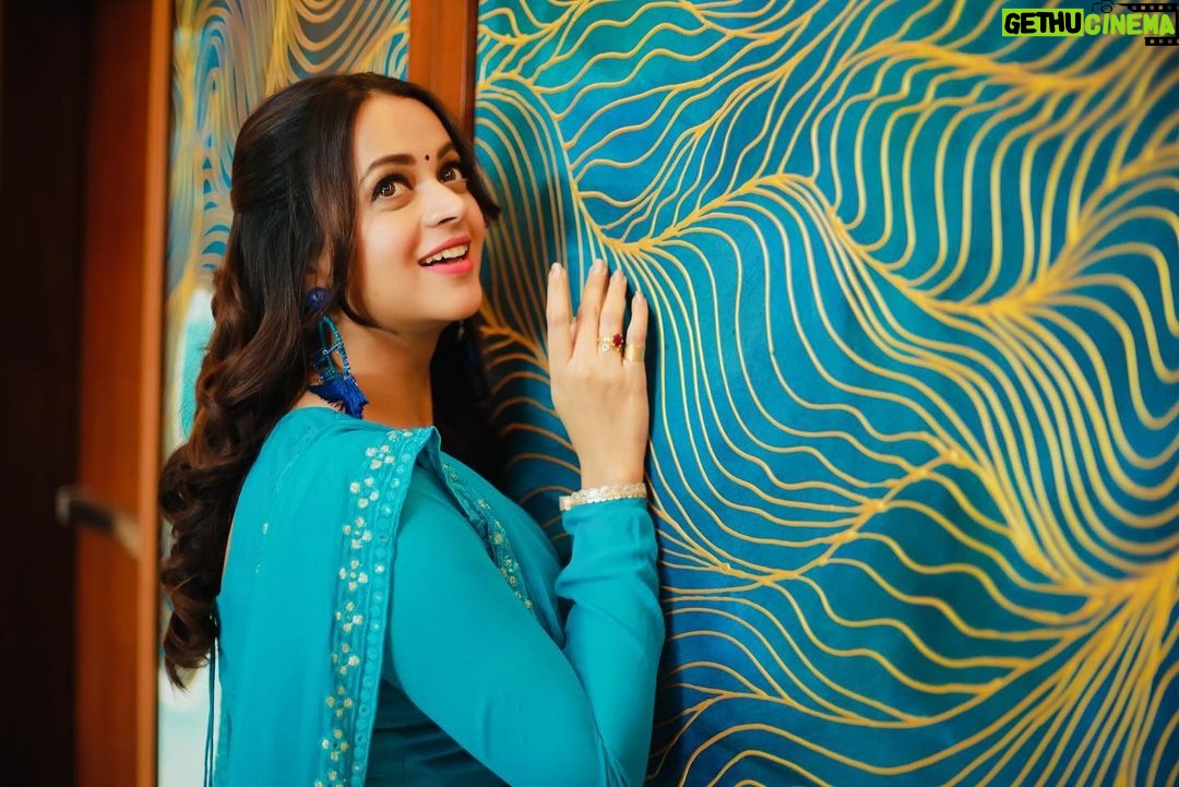 Bhavana Instagram - Shades Of Blue 💙🩵🦋🫐 Outfit & Styling @sabarinathk_ Hair @jeenamakeupartist 📸 @pranavraaaj #Bhavana #BhavanaMenon #Mrsjune6