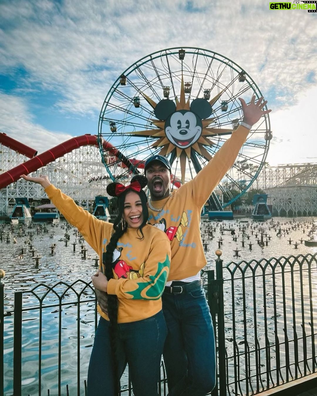 Bianca Crawford Instagram - Day with @hulu at Disney! Disneyland