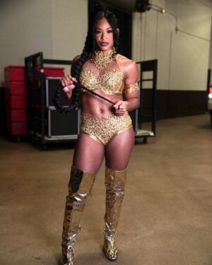 Bianca Crawford Instagram - She’s BACK! 💋
#ESTofWWE
#Smackdown

Makeup: @themickeyfitzpatrick 
Outfit: customized by me