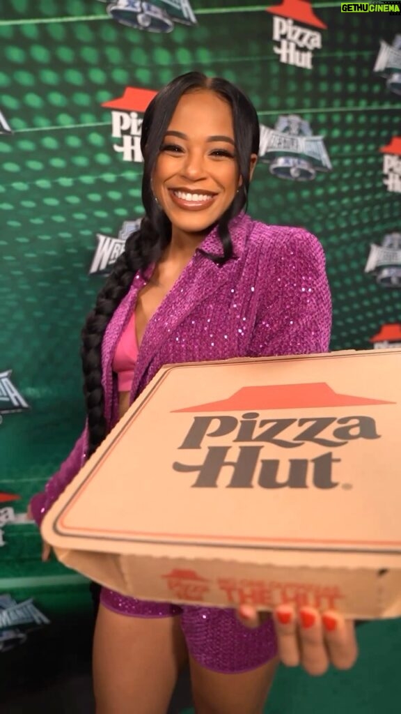 Bianca Crawford Instagram - @pizzahut hot honey pizza and wings?! It’s the flavor that makes you say… w-HUT!? #PizzaHut_Partner
