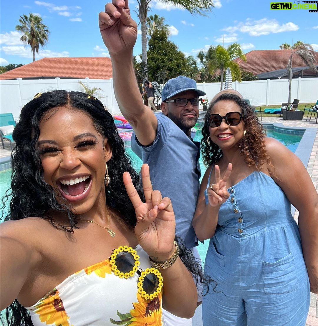 Bianca Crawford Instagram - 🌻🌻 Parents. Friends… and BABIES! Because family is everything. Swipe to slide 4 to see a picture of me with a baby… don’t I look good? 👀👀👀 This episode was a lot to unpack in a fun way. Overworking, burn out, over achieving, relationship with food, communicating, safe spaces, support, family, balance. Listen to your body. Focusing on your mental health. Lean on your support system. Sometimes, you have to decide you aren’t a superhero and stop trying to do it all. Sometimes, you need to rest. You need family. You need friends. You need good food. You need fun. And you need matching sunflower shirts and a baby. My type of self care. #LOVEandWWE #biancaandmontez #hulu